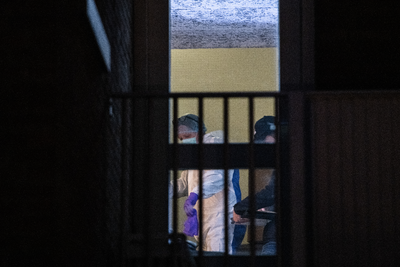 910844 Afbeelding van een politieagent tijdens een huiszoeking in verband met het onderzoek naar de verdachte Gökmen T. ...